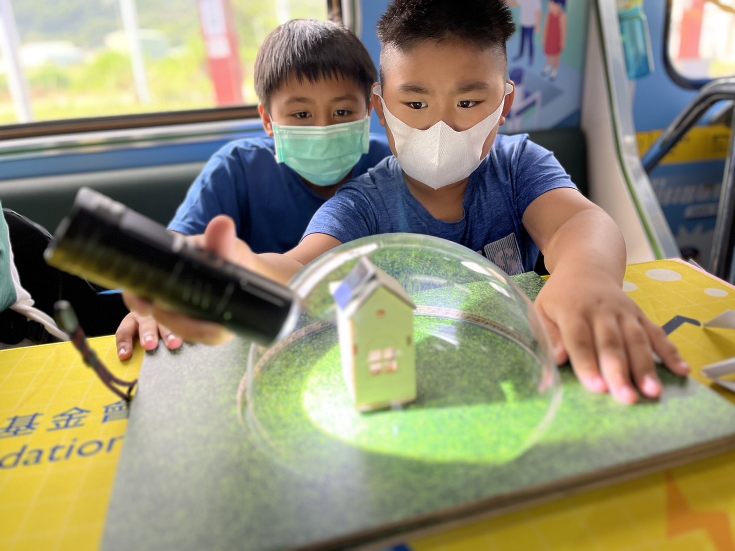 美国式家庭禁忌结局-3參與基礎科學主題車廂，以STEAM教學精神，設計「逐日科學家」、「太陽能工程師」以及「淨零建築師」三大能源科普課程和實驗